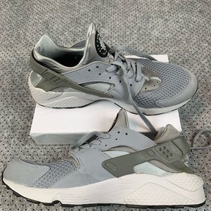 NIKEAIRHUARACHE GRAY ATHLETIC SHOES SZ13